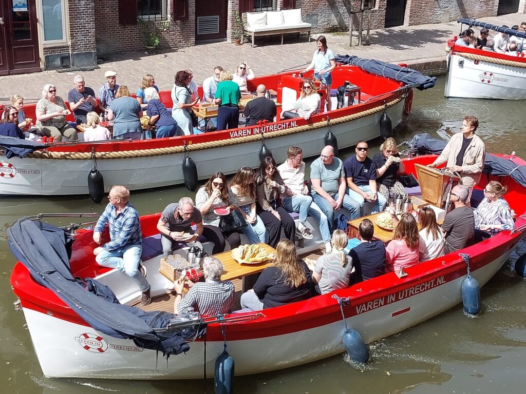 Bedrijfsuitje op het water in Utrecht 1 Bedrijfsuitje Varen in Utrecht