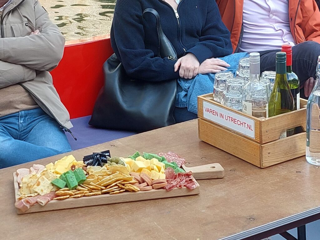 Koud bittergarnituuraan boord Varen in Utrecht