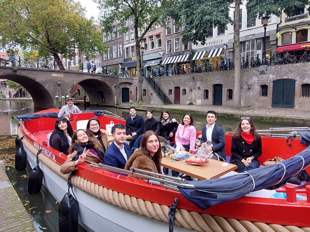 Grachtentocht (eigen catering) 1 Uitje met studenten Mster2 Varen in Utrecht